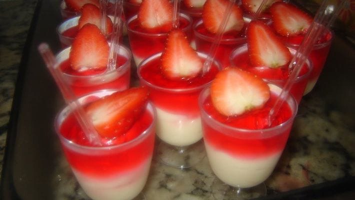 Doce de Gelatina de Morango e Leite Condensado