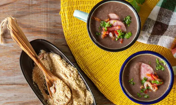 Caldo de feijão para 100 pessoas