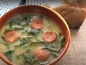 caldo verde servido