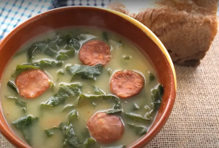 caldo verde servido