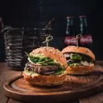 hamburguer em pão roseta