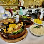 Galinha com quiabo, arroz branco, angu e tutu num almoço mineiro em Ouro Preto