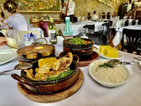 Galinha com quiabo, arroz branco, angu e tutu num almoço mineiro em Ouro Preto