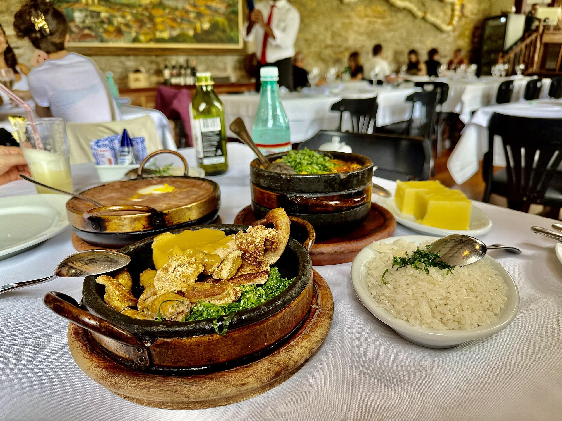 Galinha com quiabo, arroz branco, angu e tutu num almoço mineiro em Ouro Preto